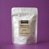 Envase Doypack plateado de Clavo de Olor Amman Tea Blends con propiedades antiinflamatorias y digestivas, sobre un fondo morado.