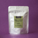 Envase Doypack plateado de Hojas de Laurel Amman Tea Blends con propiedades antiinflamatorias y digestivas, sobre fondo morado.