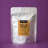 Envase Doypack plateado de Pétalos de Caléndula Amman Tea Blends con etiqueta amarilla, sedante digestivo, sobre fondo morado.
