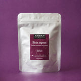 Envase Doypack plateado de Rosa Rugosa Amman Tea Blends con etiqueta borgoña, antiinflamatorio y relajante, sobre fondo morado.
