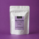 Envase doypack de Flores de Lavanda relajante para mejorar el sueño de Amman Tea Blends sobre fondo morado.