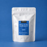 Envase doypack de Té Oolong o Té Azul antioxidante de Amman Tea Blends sobre fondo azul.