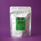 Envase doypack de Té Verde Gunpowder desintoxicante natural de Amman Tea Blends sobre fondo morado.