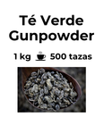 Té verde Gunpowder de alta calidad: hojas enrolladas en pequeñas bolas que recuerdan a la pólvora. Infusión china premium con sabor intenso y ahumado. Beneficios antioxidantes y energizantes. Imagen muestra el texto 'té verde gunpowder' y las características hojas enrolladas del té.