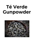 Té verde Gunpowder de alta calidad: hojas enrolladas en pequeñas bolas que recuerdan a la pólvora. Infusión china premium con sabor intenso y ahumado. Beneficios antioxidantes y energizantes. Imagen muestra el texto 'té verde gunpowder' y las características hojas enrolladas del té.