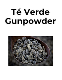 Té verde Gunpowder de alta calidad: hojas enrolladas en pequeñas bolas que recuerdan a la pólvora. Infusión china premium con sabor intenso y ahumado. Beneficios antioxidantes y energizantes. Imagen muestra el texto 'té verde gunpowder' y las características hojas enrolladas del té.