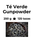 Té verde Gunpowder de alta calidad: hojas enrolladas en pequeñas bolas que recuerdan a la pólvora. Infusión china premium con sabor intenso y ahumado. Beneficios antioxidantes y energizantes. Imagen muestra el texto 'té verde gunpowder' y las características hojas enrolladas del té.