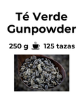 Té verde Gunpowder de alta calidad: hojas enrolladas en pequeñas bolas que recuerdan a la pólvora. Infusión china premium con sabor intenso y ahumado. Beneficios antioxidantes y energizantes. Imagen muestra el texto 'té verde gunpowder' y las características hojas enrolladas del té.