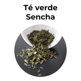 Té verde Sencha en hojas secas, variedad de té japonés conocida por su sabor fresco y alto contenido de antioxidantes.